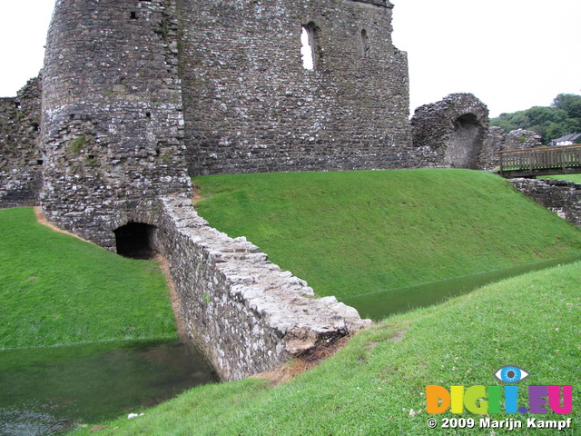 SX07744 High tide water in moat at Ogmore Castle